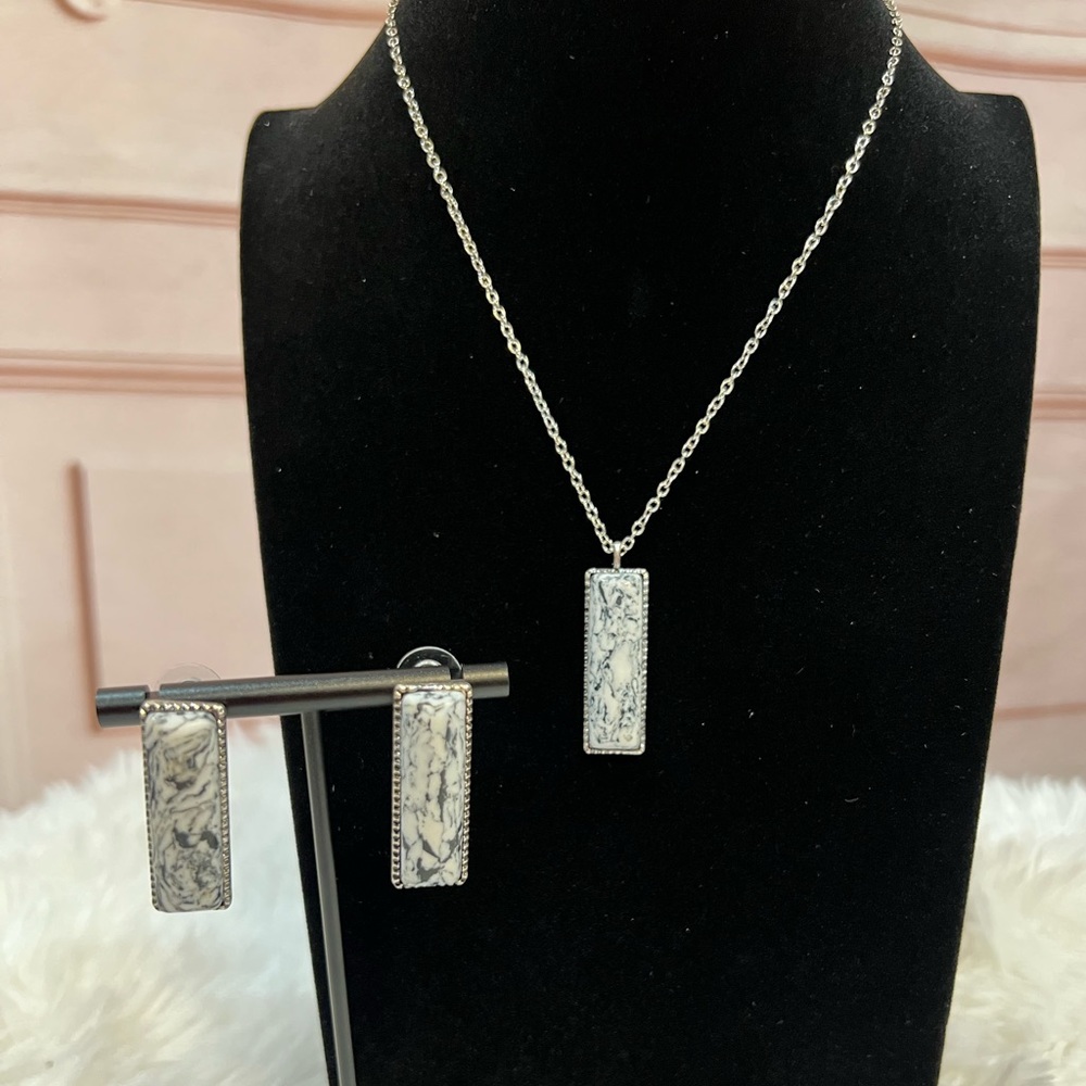 Women’s 3-piece set White Black Ranchoero Road Necklace, Earrings and Bracelet